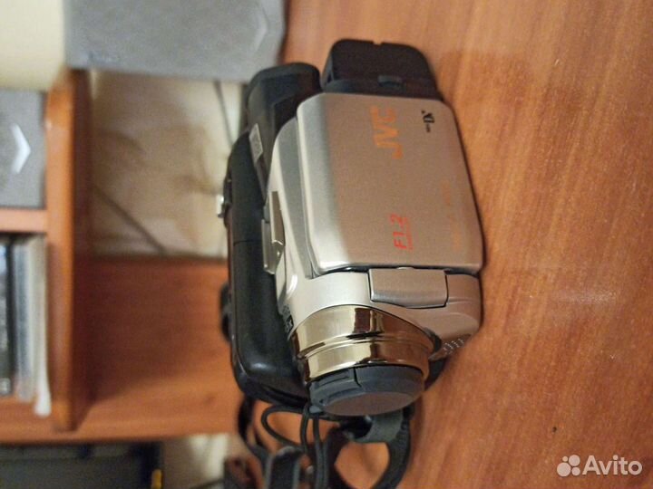 Продаю видео камеру JVC