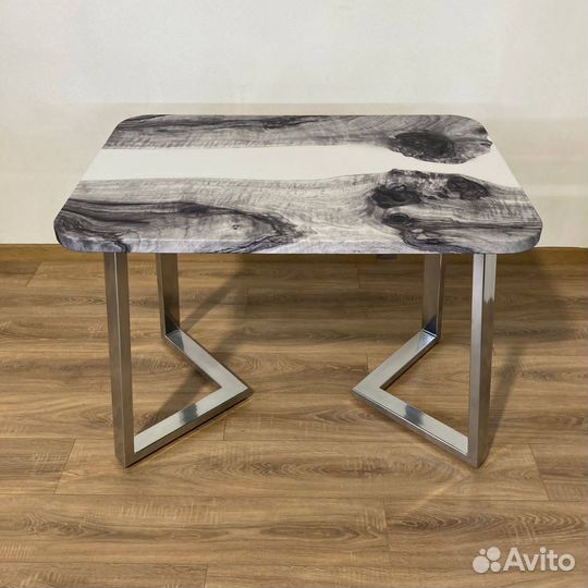 Кухонный стол 'Embarrassed Entry'