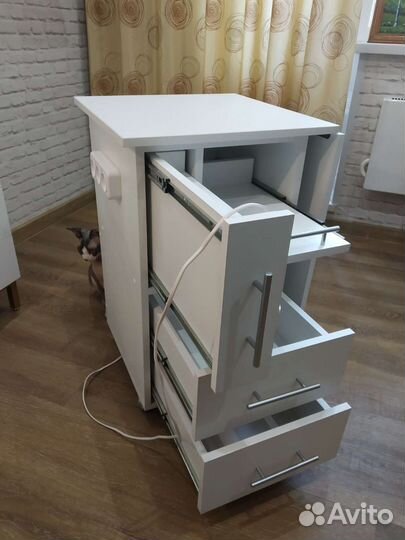 Маникюрный стол