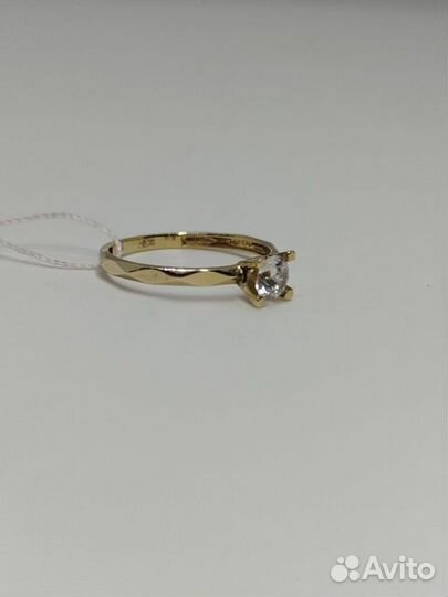Золотое кольцо с камнем 18р