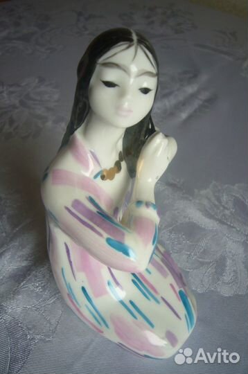 Фарфоровая статуэтка 