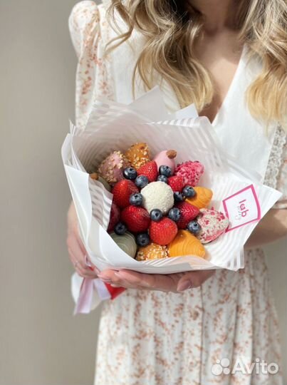 Букет с цветами и клубникой в шоколаде