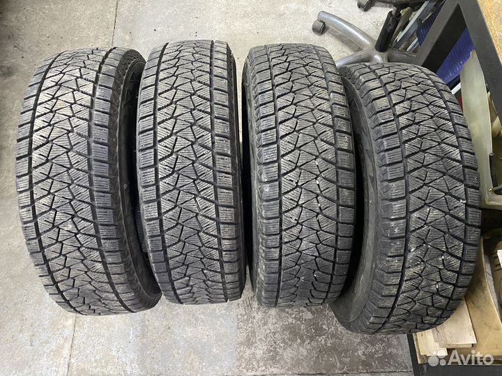 Bridgestone Blizzak DM-V2 215/70 R16
