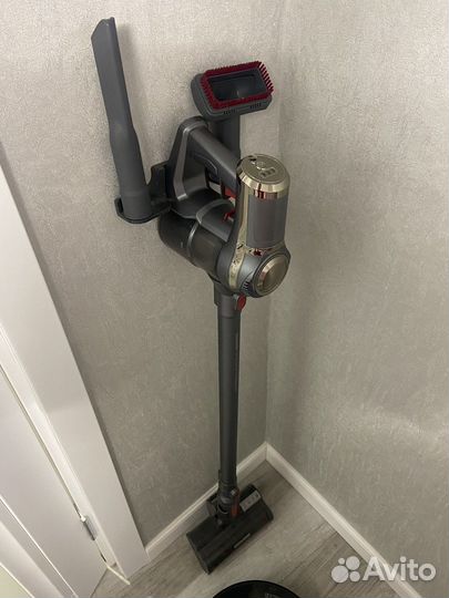 Продам два пылесоса вертикальный и робот