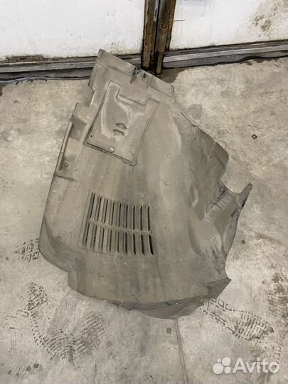 Передний левый подкрылок Mercedes w166 GL GLS