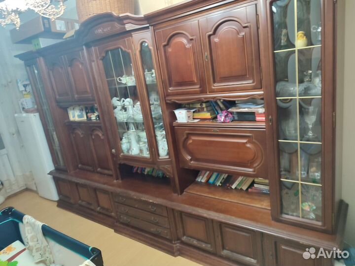 Сервант из цельного дерева