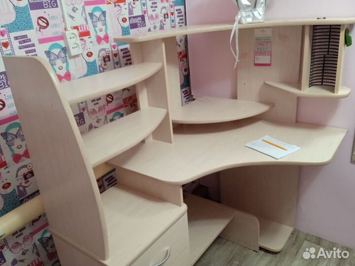 Угловой стол. Под компьютер. Письменный,с ящиками