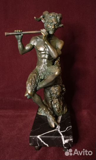 Статуэтка бронзовая 