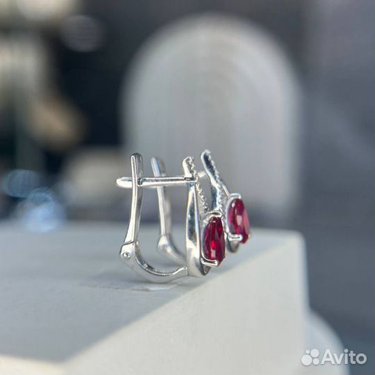 Золотые серьги белое золото с рубином