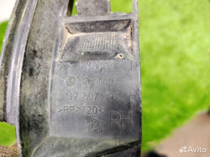 Кронштейн бампера задний правый Volkswagen Golf 4