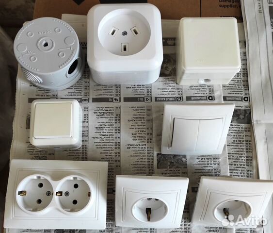 Розетка и выключатель