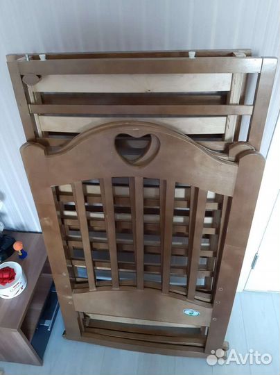 Детская кроватка с маятником
