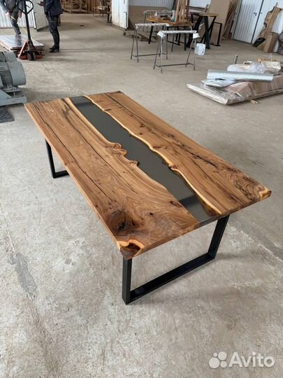 Стол из эпоксидной смолы река