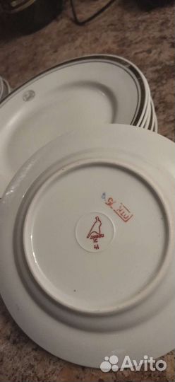 Редкие тарелки, вилки ресторана гостиницы 