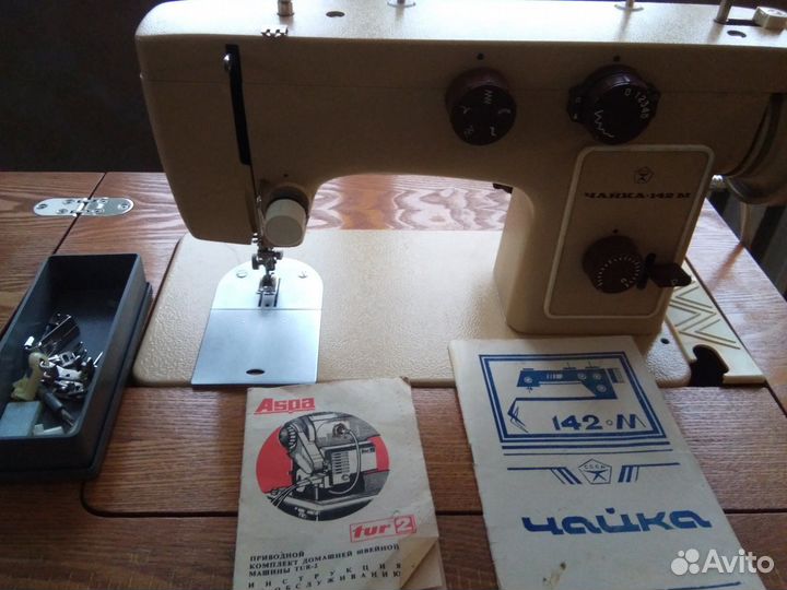 Швейная машина Чайка 142