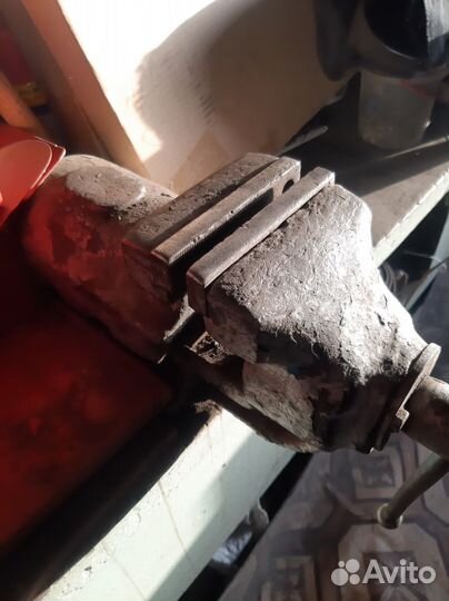 Стол верстак с тисками