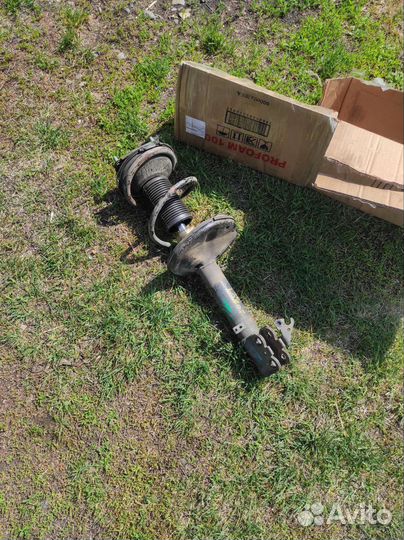 Стойка передняя контракт в сборе на Тойота Раф4