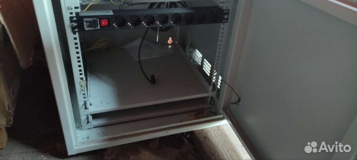 Серверные шкафы и коммутационное оборудование