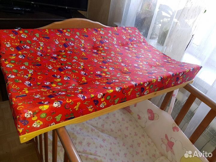 Пеленальный столик на кроватку