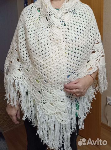 Шаль белая, вязаная и варежки