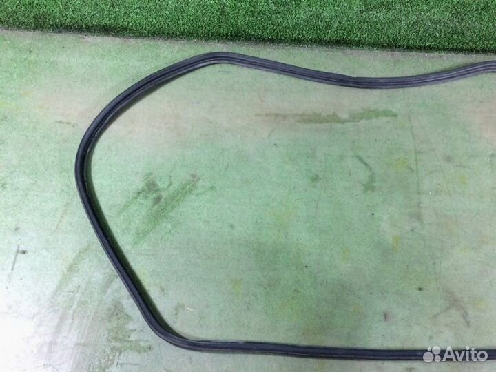 Уплотнительная резинка двери багажника Subaru