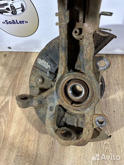 Кулак поворотный передний левый Volkswagen Touareg