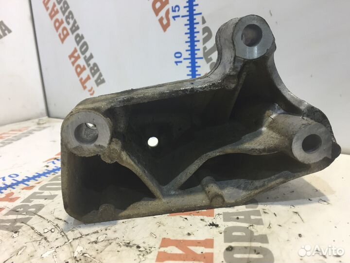 Фольксваген Кадди Кронштейн двигателя левый Лев