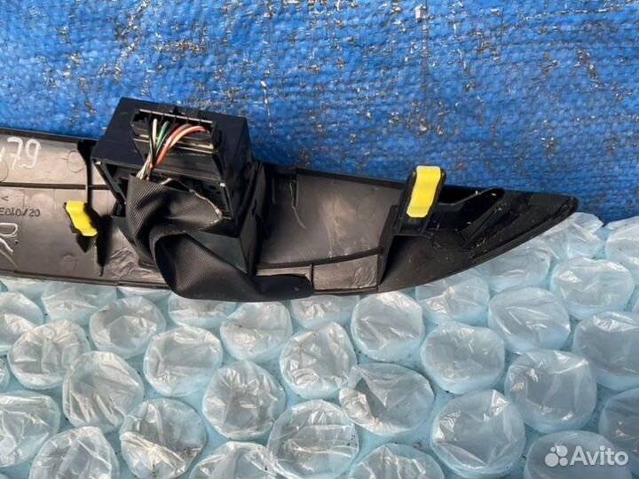 Накладка торпедо правая Toyota Sienna XL20 3.3 L