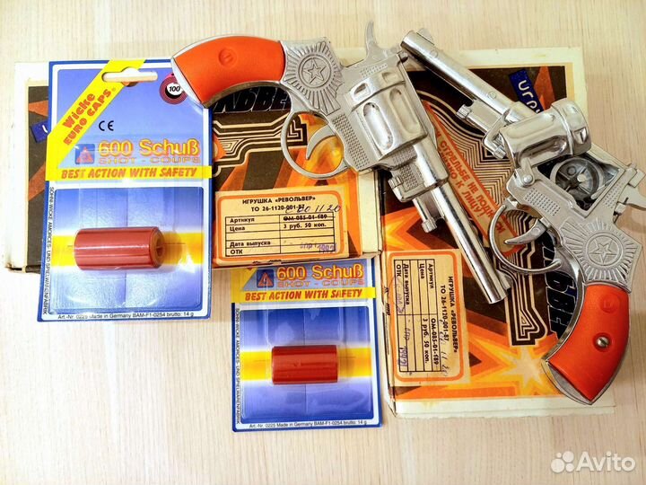 Два детских пистолета с двумя комплектами пистонов