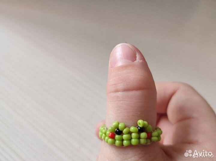 Кольцо из бисера лягушка