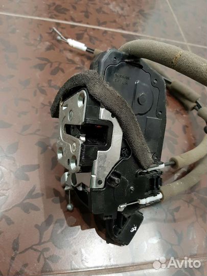Замок двери задней левой Infiniti EX/QX50 J50