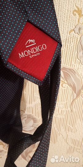 Мужской галстук зачётного цвета