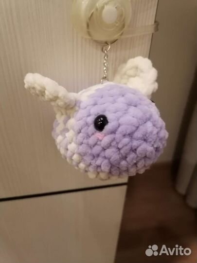 Вязаная игрушка-брелок пчелка