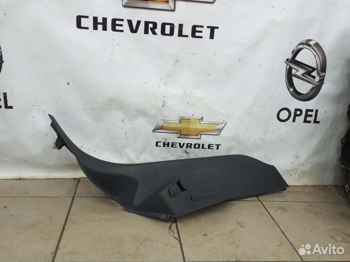 Задняя правая накладка на порог Опель Астра Н