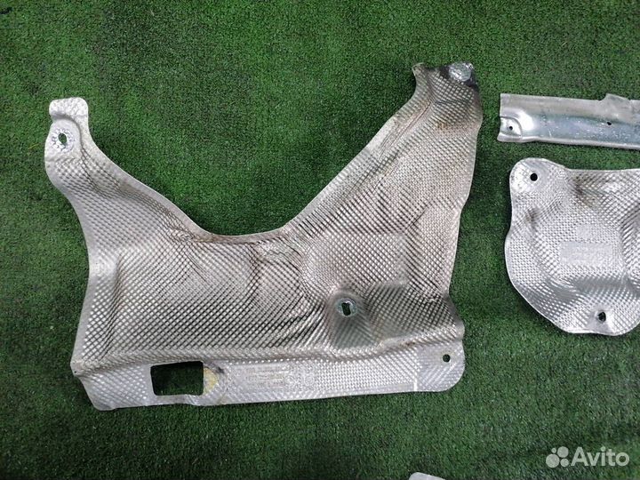 Тепловой экран Bmw X5 E70 N52B30AF 2007