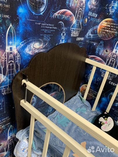Детская кроватка с маятником