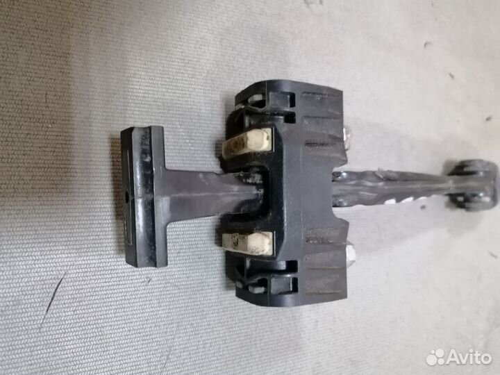 Ограничитель двери Opel Astra H 2004-2015