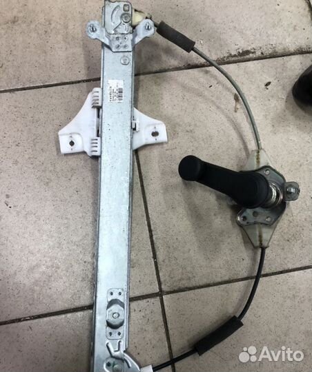 Стеклоподъемник задний правый Hyundai Solaris 2