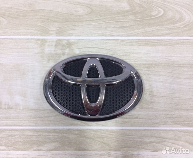 Передняя эмблема RAV4 5 Оригинал не под дистроник