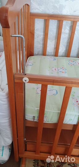 Детская кроватка с маятником и ящиком