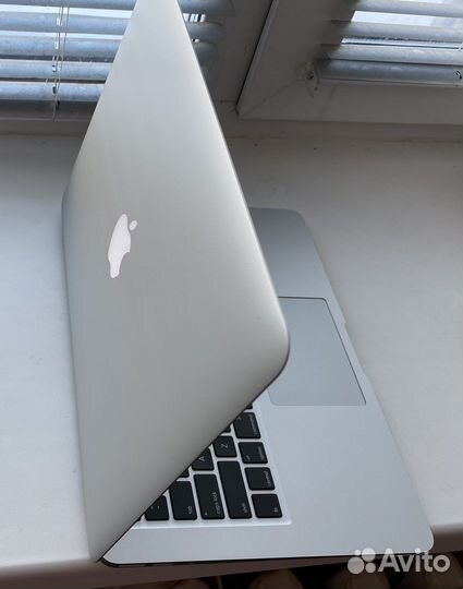 MacBook Air (13-inch, 2017)