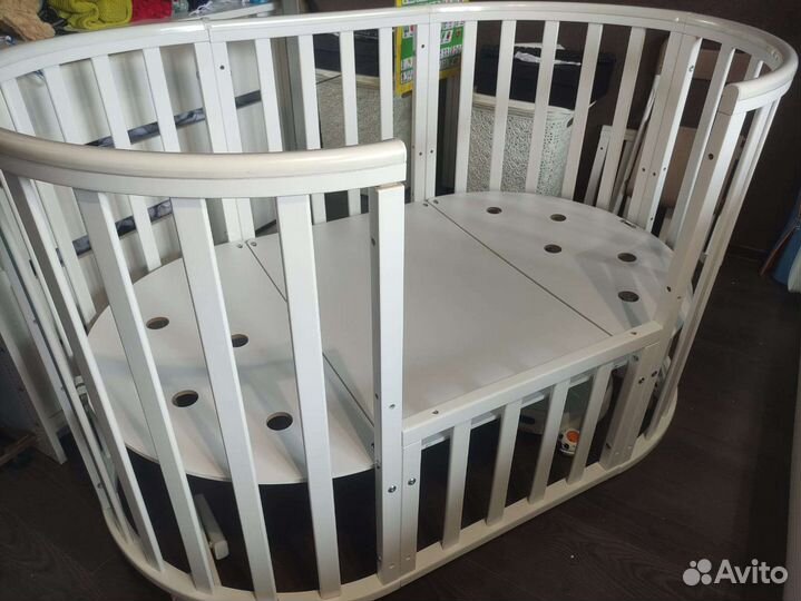Детская кроватка с маятником