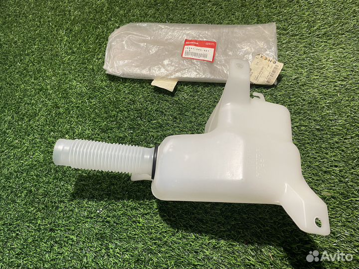 Бачок стеклоомывателя Honda 3.2TL 3.5RL Legend