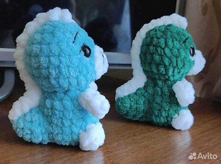 Плюшевый динозаврик