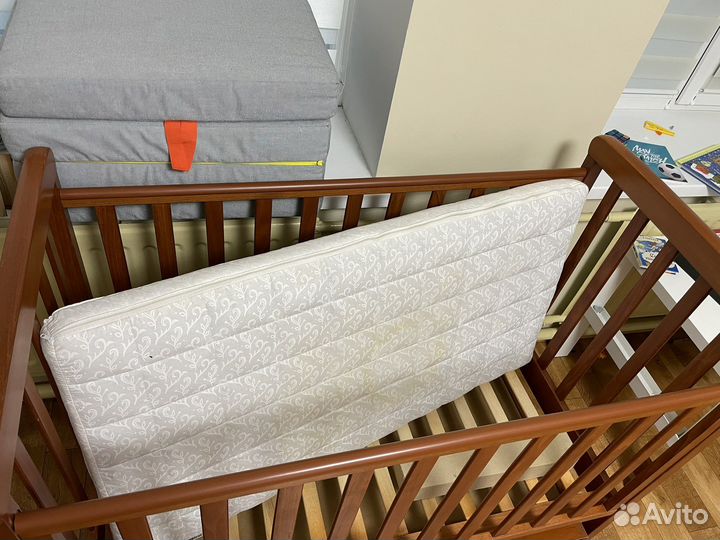 Детская кроватка с маятником и ящиком