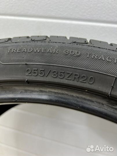Royal Black Royal Performance 255/35 R20