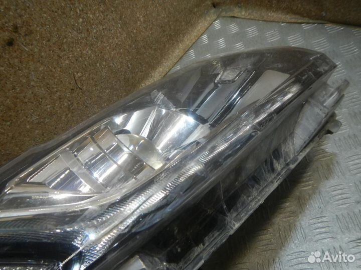 Фара правая Mitsubishi Outlander