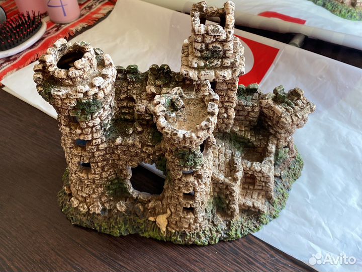 Замок в аквариум