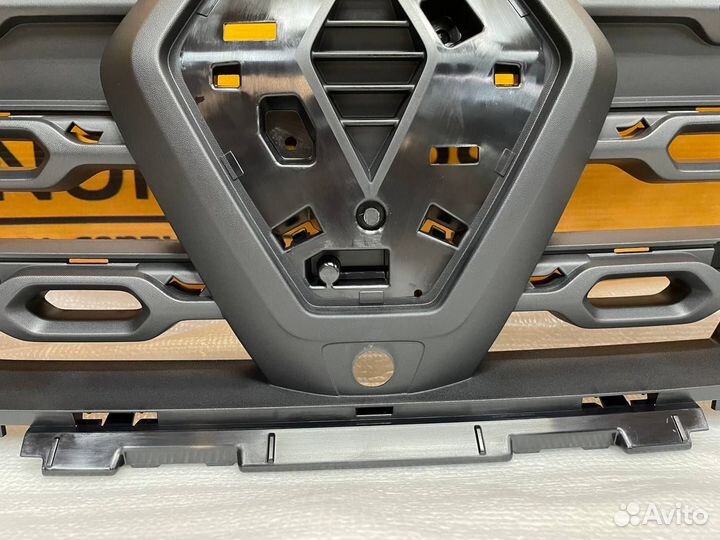 Решетка радиатора Renault Duster 2