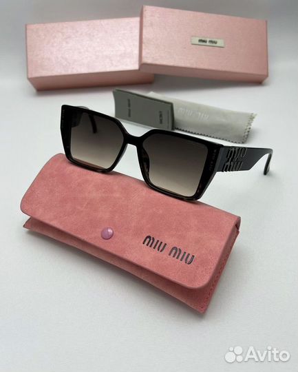 Солнцезащитные очки Miu Miu